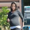 Zoe Saldana enceinte porte le bébé de sa soeur Mariel dans ses bras alors qu'elle fait du shopping à Los Feliz, le 23 septembre 2014.