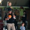Will Arnett et ses fils Archibald et Abel à la ferme aux citrouilles "Mr Bones Pumpkin Patch " à West Hollywood le 28 octobre 2013
