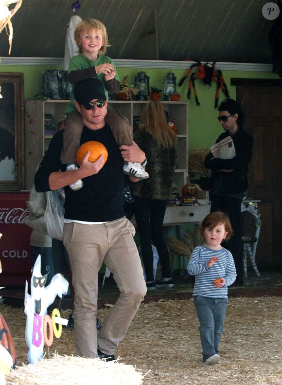 Will Arnett et ses fils Archibald et Abel à la ferme aux citrouilles "Mr Bones Pumpkin Patch " à West Hollywood le 28 octobre 2013