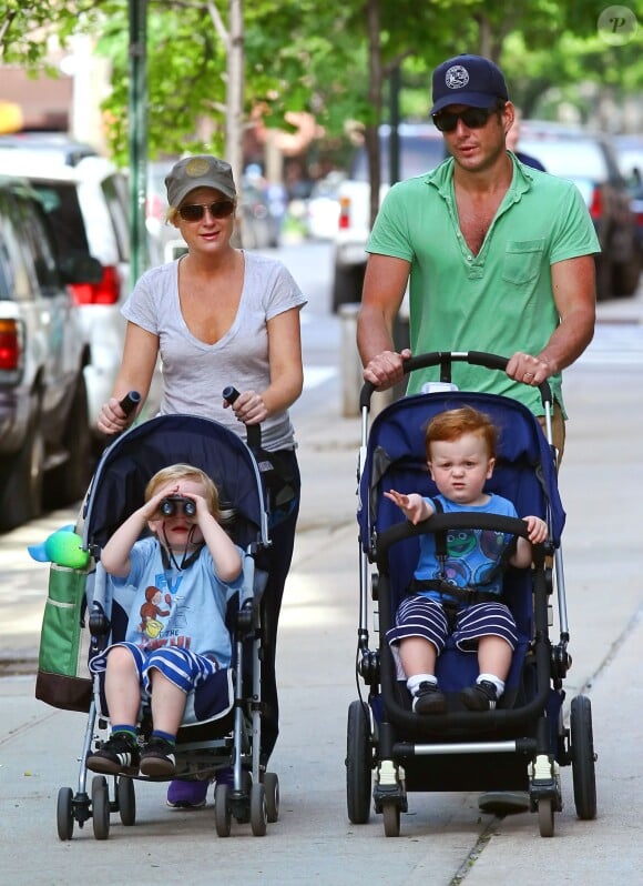 Amy Poehler, Will Arnett et leurs enfants Archie et Abel dans les rues de West Village à New York, le 12 mai 2012