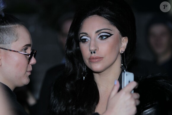 La chanteuse Lady Gaga va voir ses fans en quittant son hôtel le Grand Hôtel à Stockholm, le 2 octobre 201.