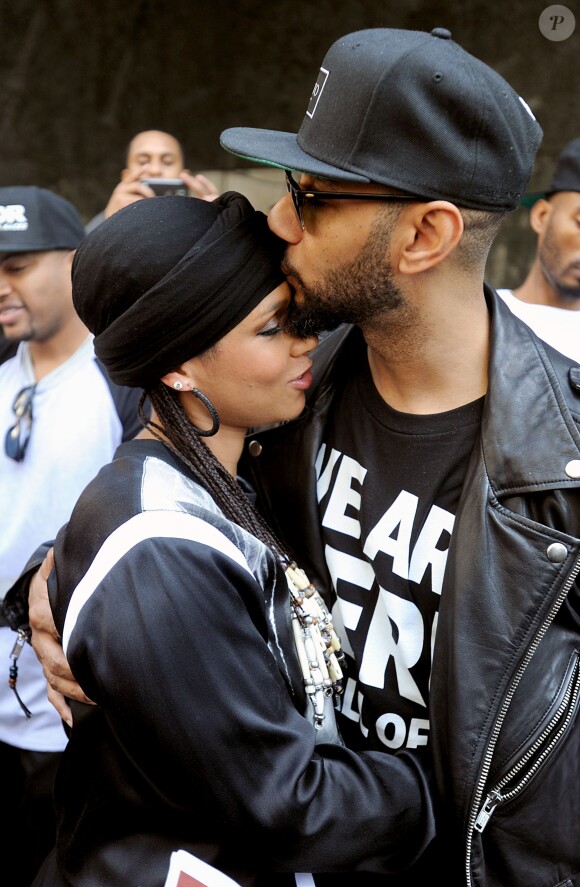 Alicia Keys (enceinte) et son mari Swizz Beatz manifestent devant le consulat du Nigeria à New York, le 14 octobre 2014.