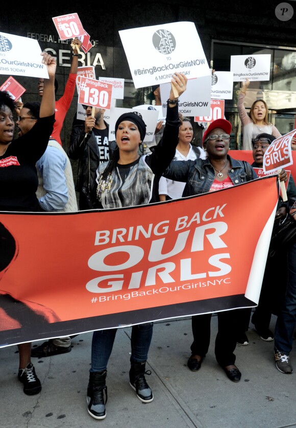 Alicia Keys (enceinte) et son mari Swizz Beatz manifestent devant le consulat du Nigeria New York, le 14 octobre 2014.