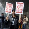 Alicia Keys (enceinte) et son mari Swizz Beatz manifestent devant le consulat du Nigeria New York, le 14 octobre 2014.