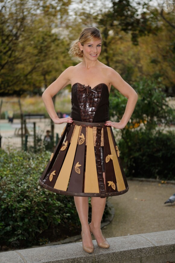 La belle Louise Ekland, le 11 octobre 2014 à Paris, essaye la tenue qu'elle portera au Salon du Chocolat le 28 octobre 2014.