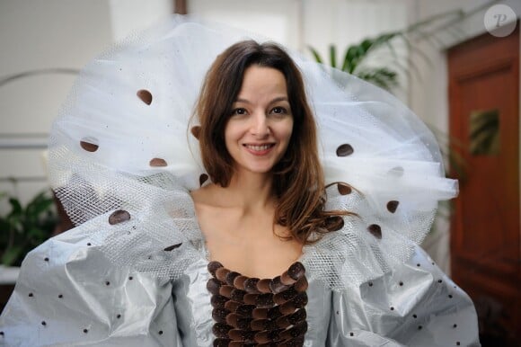 Eliette Abecassis à l'hôtel Best Western à Paris, le 11 octobre 2014 en train d'essayer la robe qu'elle portera au Salon du Chocolat