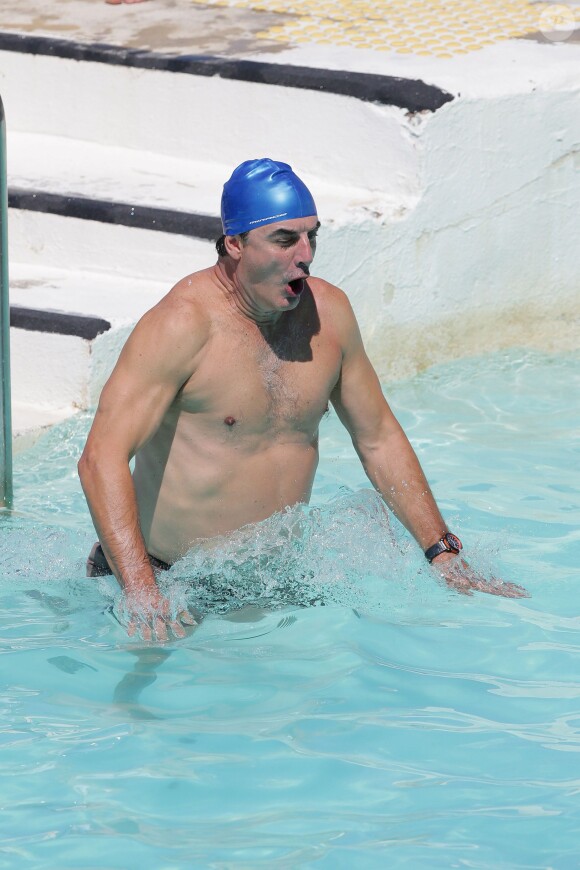 Chris Noth prend du bon temps dans une piscine à Sydney en Australie. Le 12 octobre 2014.