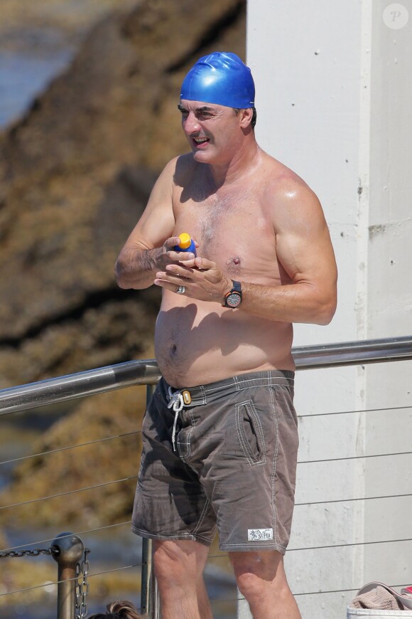 L'acteur Chris Noth prend du bon temps dans une piscine à Sydney en Australie. Le 12 octobre 2014.