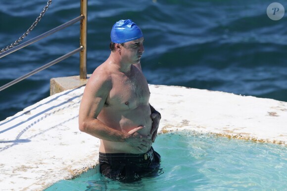 Chris Noth prend du bon temps dans une piscine à Sydney en Australie. Le 12 octobre 2014.