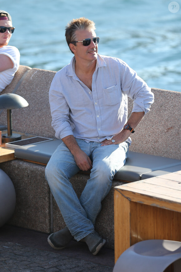 Chris Noth boit un verre avec des amis à l'Opera House de Sydney en Australie. Le 13 octobre 2014.