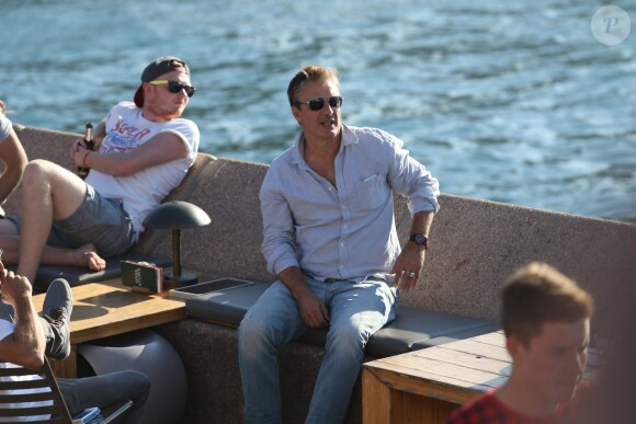 Chris Noth boit un verre avec des amis à l'Opera House de Sydney en Australie. Le 13 octobre 2014.