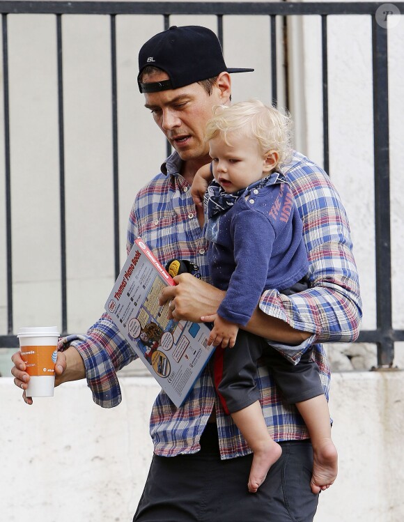 Josh Duhamel et son bébé Axl dans les rues de Brentwood, le 15 octobre 2014. 