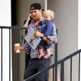  Josh Duhamel et son fils Axl dans les rues de Brentwood, le 15 octobre 2014. 