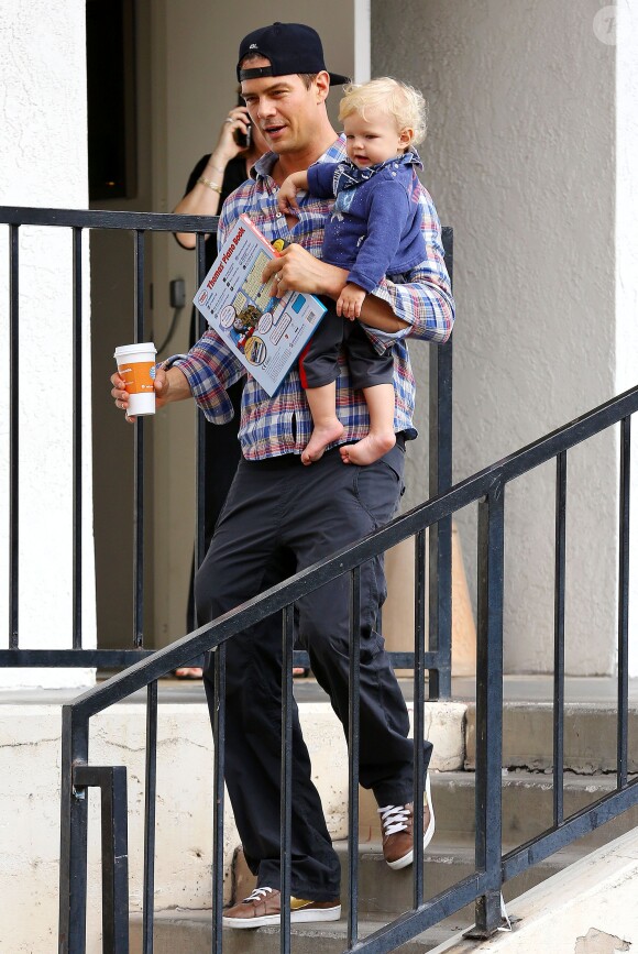 Josh Duhamel et son fils Axl dans les rues de Brentwood, le 15 octobre 2014.