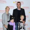 Naomi Watts, Liev Schreiber et leurs enfants à la 25e édition de Light Up A Life Halloween Carnival à New York le 18 octobre 2014.