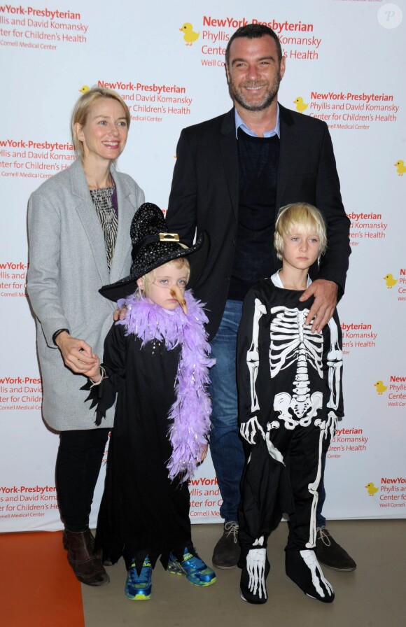 Naomi Watts, Liev Schreiber et leurs enfants à la 25e édition de Light Up A Life Halloween Carnival à New York le 18 octobre 2014.