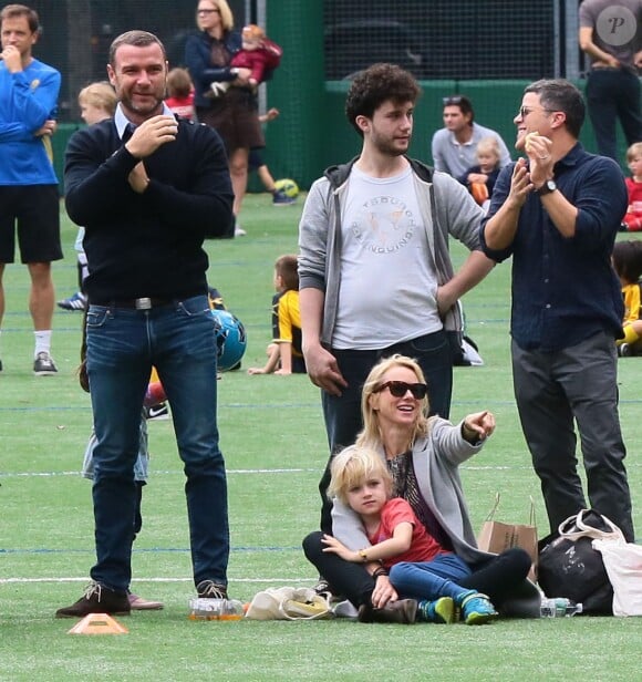 Bridget Moynahan, Naomi Watts et Liev Schreiber assistent au match de foot de leurs enfants à Los Angeles Le 18 Octobre 2014.