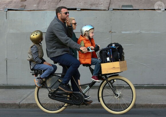 Naomi Watts loue un vélo Citi Bike pour une balade en famille avec son mari Liev Schreiber et leurs fils Samuel et Alexander à New York, le 10 octobre 2014.