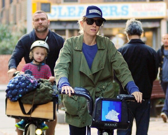 Naomi Watts et Liev Schreiber vont à l'école avec leurs enfants à New York le 17 octobre 2014.