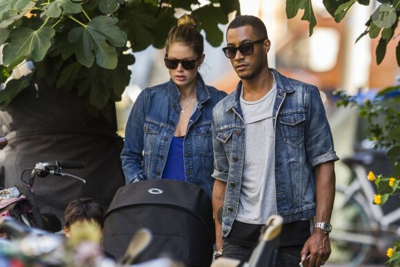 Doutzen Kroes se promène en famille dans les rues d'Amsterdam en septembre 2014