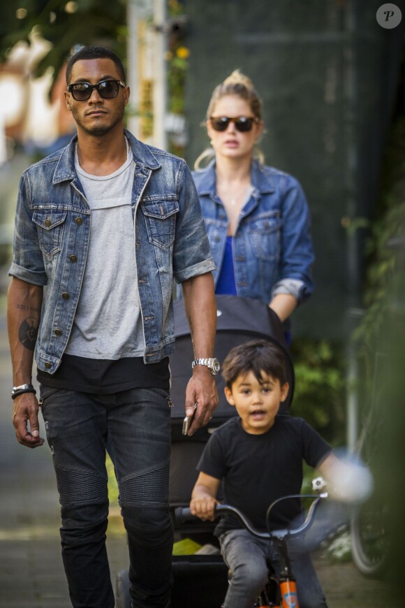 Doutzen Kroes se promène en famille dans les rues d'Amsterdam en septembre 2014