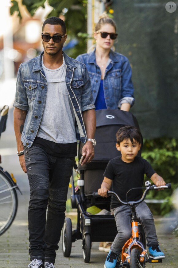 Doutzen Kroes se promène en famille dans les rues d'Amsterdam en septembre 2014