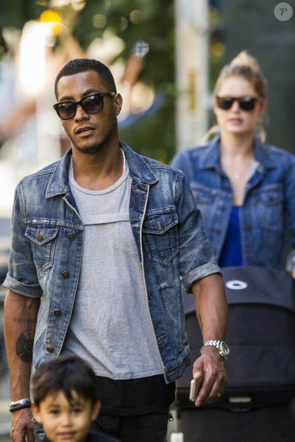 Doutzen Kroes, son mari Sunnery James, leur fils Phyllon et la petite dernière, Myllena Mae, en poussette, se promènent dans les rues d'Amsterdam le 2 septembre 2014