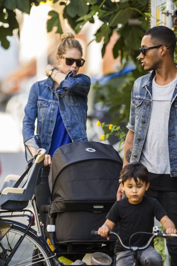 Doutzen Kroes, son mari Sunnery James, leur fils Phyllon et la petite dernière, Myllena Mae, en poussette, se promènent dans les rues d'Amsterdam le 2 septembre 2014