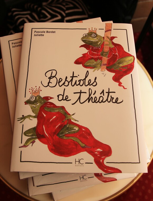 Exclusif - Pascale Bordet et Juliette dédicacent leur livre "Bestioles de théâtre" au théâtre Saint-Georges à Paris le 20 octobre 2014