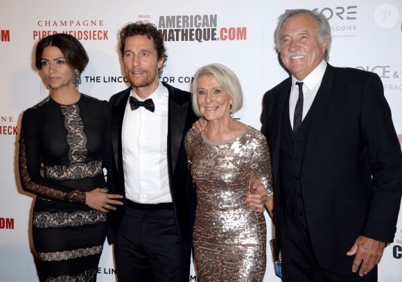 Camila Alves McConaughey, Matthew McConaughey, Kay McConaughey et C.J. Carlig lors du 28e American Cinematheque Award honorant Matthew McConaughey, au Beverly Hilton Hotel, Los Angeles, le 21 octobre 2014.