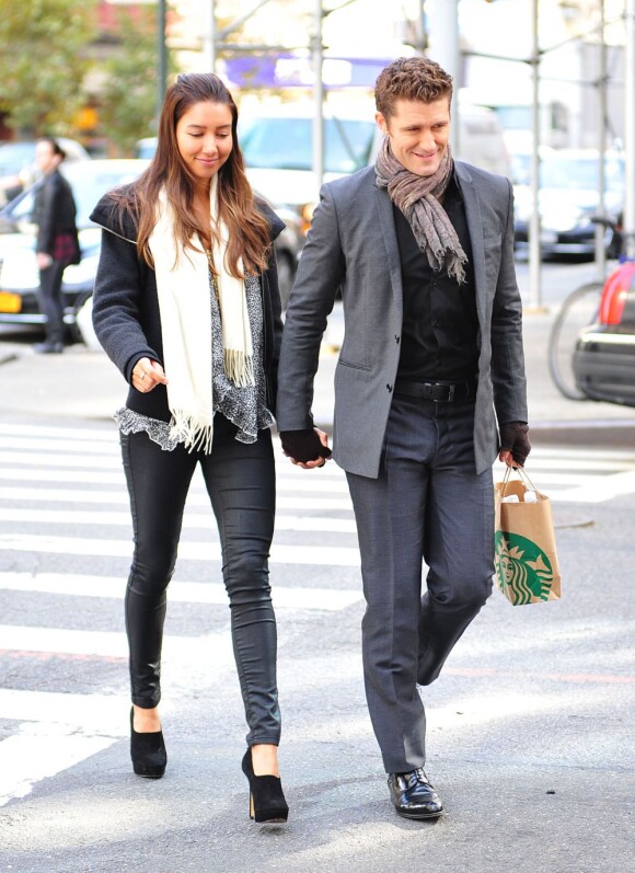 Matthew Morrison et sa compagne Renee Puente dans les rues de New York, le 17 octobre 2012.