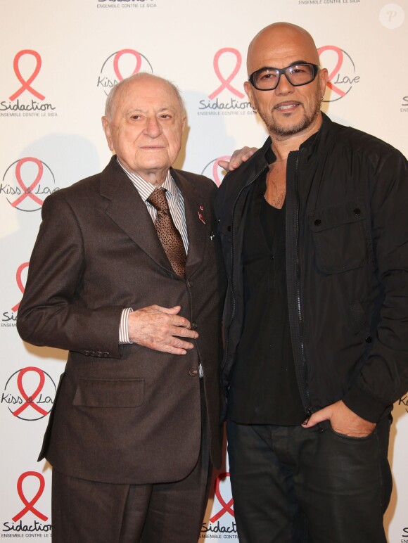 Pierre Bergé et Pascal Obispo lors du photocall du lancement de l'album des 20 ans de Sidaction à l'Elysée Biarritz, à Paris le 22 octobre 2014.