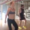 Gwyneth Paltrow en pleine séance de workout avec la coach des stars Tracy Anderson, le 23 octobre 2014.