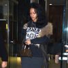 Rihanna quitte un cabinet dentaire à New York, habillée d'un pull Spye + Shicnyc, une écharpe Roberto Cavalli, une jupe grise, un sac Louis Vuitton (modèle Twisted Box par Frank Gehry) et des baskets New Balance. Le 21 octobre 2014.