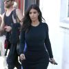 Kim Kardashian quitte un à Van Nuys, Los Angeles, tout de noir vêtue avec un body Wolford, d'une jupe T by Alexander Wang et de sandales Tom Ford. Le 23 octobre 2014.