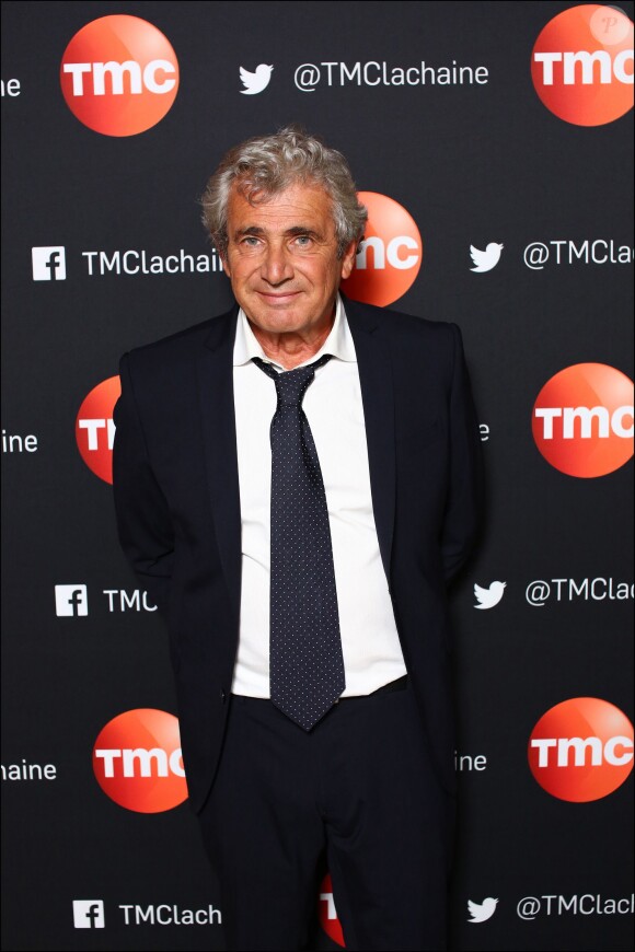 Michel Boujenah pose lors du photocall de la soirée exceptionnelle Ce soir on rit avec Claudia Tagbo. Diffusion le mercredi 29 octobre à 20h50 sur TMC.