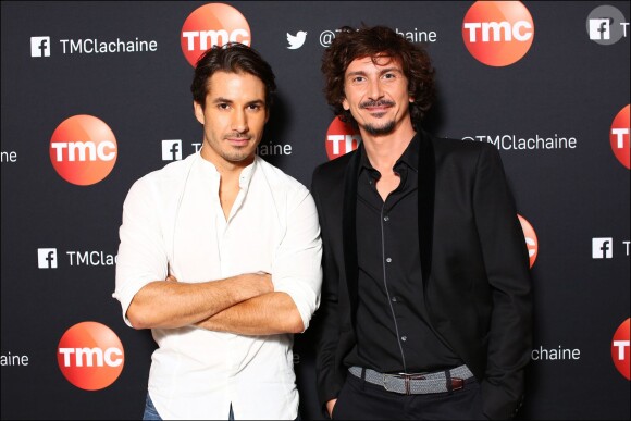 Jérémy Ferrari et Arnaud Tsamère pose lors du photocall de la soirée exceptionnelle Ce soir on rit avec Claudia Tagbo. Diffusion le mercredi 29 octobre à 20h50 sur TMC.