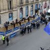 Foule d'auditeurs, avenue François Ier à Paris, à l'occasion du défilé organisé pour les 10 ans d'antenne de Nicolas Canteloup, le vendredi 24 octobre 2014.
