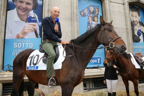 Nicolas Canteloup à cheval, avenue François Ier à Paris, à l'occasion du défilé organisé pour les 10 ans d'antenne de Nicolas Canteloup, le vendredi 24 octobre 2014.