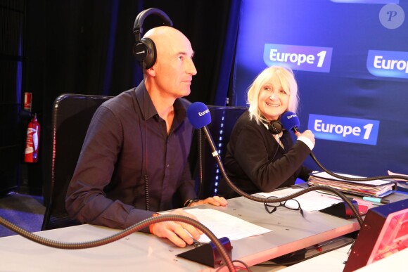 Nicolas Canteloup et Julie au micro d'Europe 1, avenue François Ier à Paris, à l'occasion du défilé organisé pour les 10 ans d'antenne de Nicolas Canteloup, le vendredi 24 octobre 2014.