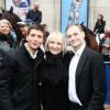 Thomas Sotto, Julie et Fabien Namias, avenue François Ier à Paris, à l'occasion du défilé organisé pour les 10 ans d'antenne de Nicolas Canteloup, le vendredi 24 octobre 2014.