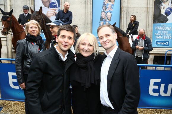 Thomas Sotto, Julie et Fabien Namias, avenue François Ier à Paris, à l'occasion du défilé organisé pour les 10 ans d'antenne de Nicolas Canteloup, le vendredi 24 octobre 2014.