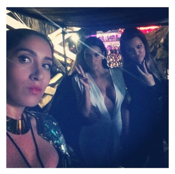 Kim Kardashian a célébré son 34e anniversaire au club Tao de Las Vegas le 24 octobre 2014. Elle a pris la pose avec son équipé glamour et sa soeur Khloé