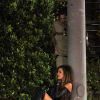 Audrina Patridge en pleurs sur le trottoir après s'être disputé avec son compagnon, Corey Bohan. Le couple venait d'assister à la soirée Halloween organisée par Matthew Morrison au Hyde Nightclub dans le quartier de West Hollywood à Los Angeles, le 25 octobre 2014. 