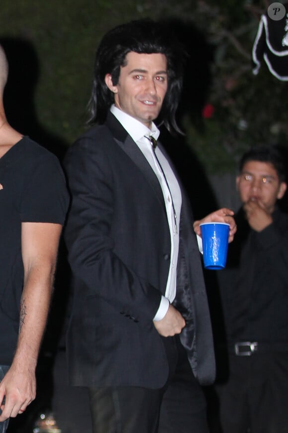 Matthew Morrison déguisé en John Travolta dans "Pulp Fiction" pour sa soirée d'Halloween organisée au Hyde Nightclub dans le quartier de West Hollywood à Los Angeles, le 25 octobre 2014.