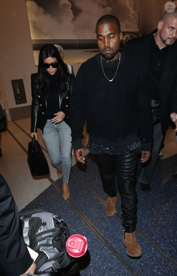 Kanye West et Kim Kardashian à l'aéroport de Los Angeles, le 26 octobre 2014.