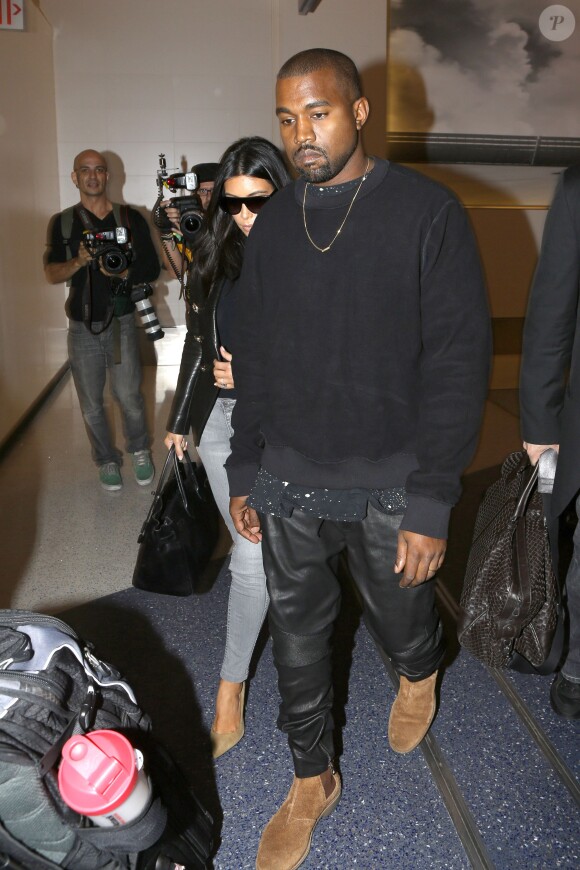 Kanye West et Kim Kardashian à l'aéroport de Los Angeles, le 26 octobre 2014.