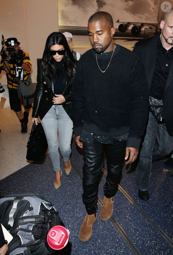 Kanye West et Kim Kardashian à l'aéroport LAX de Los Angeles, le 26 octobre 2014.
