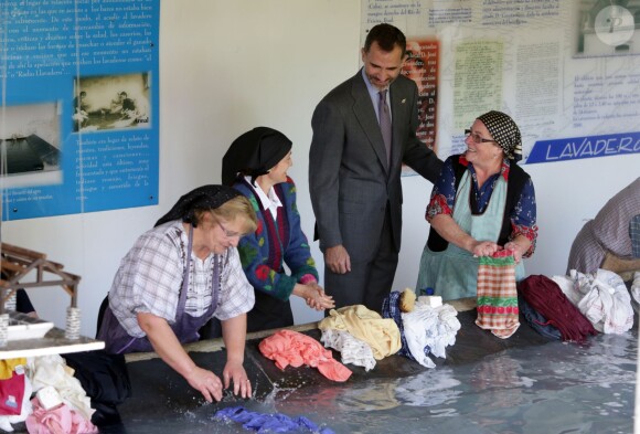 Le roi Felipe VI et la reine Letizia d'Espagne visitaient le village de Boal en Asturies, le 25 octobre 2014, dans le cadre de la remise du prix Village exemplaire des Asturies 2014.