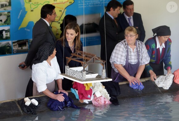 Le roi Felipe VI et la reine Letizia d'Espagne visitaient le village de Boal en Asturies, le 25 octobre 2014, dans le cadre de la remise du prix Village exemplaire des Asturies 2014.